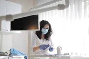 Una cirujana prepara su equipo para una intervención quirúrgica.