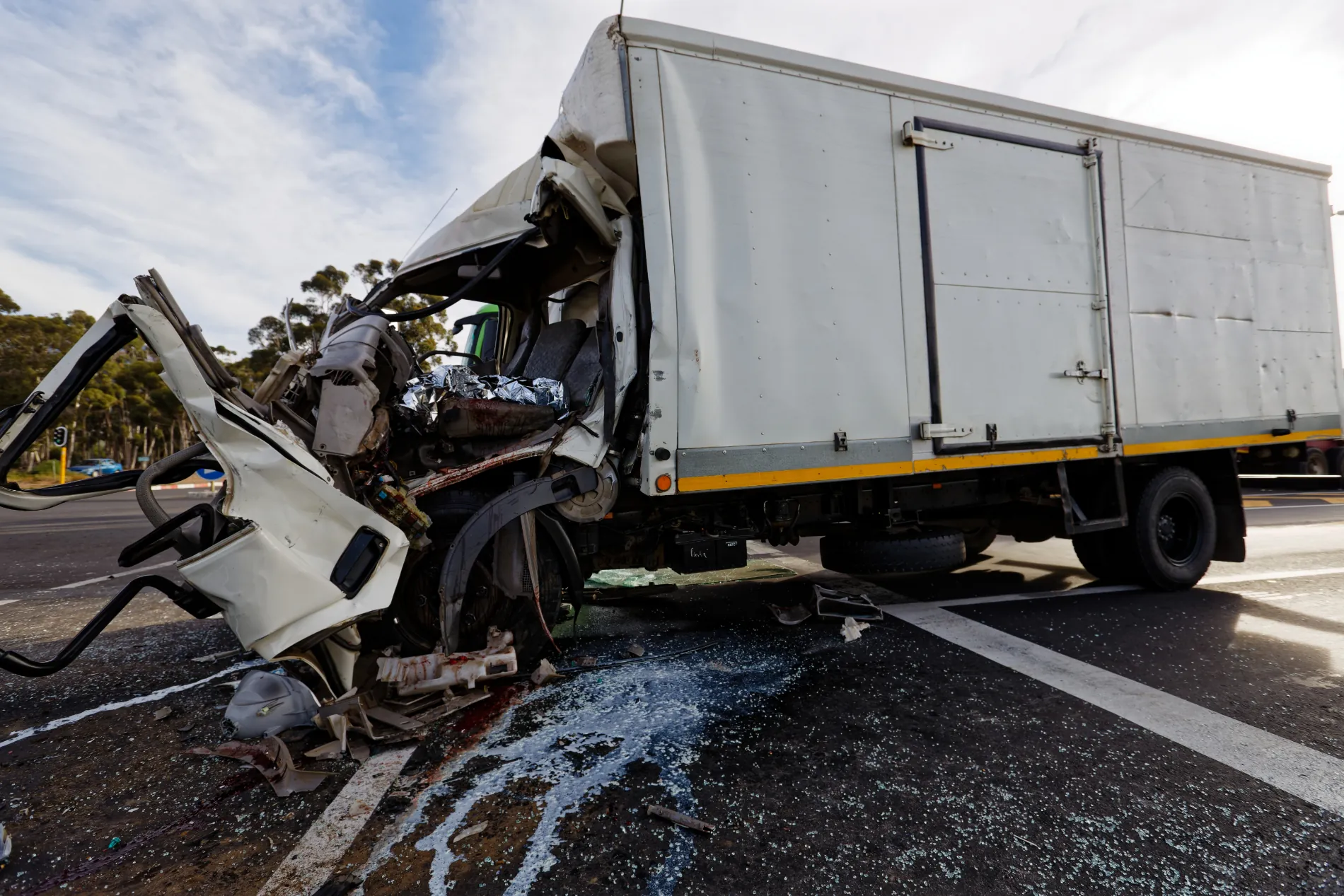 Accidente de camión por negligencia del conductor en la carretera.